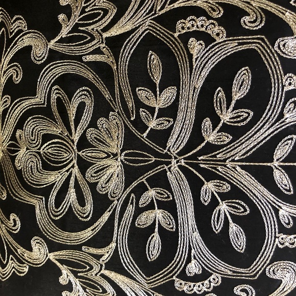 Elegant decor pillows - Picture 3 of 4